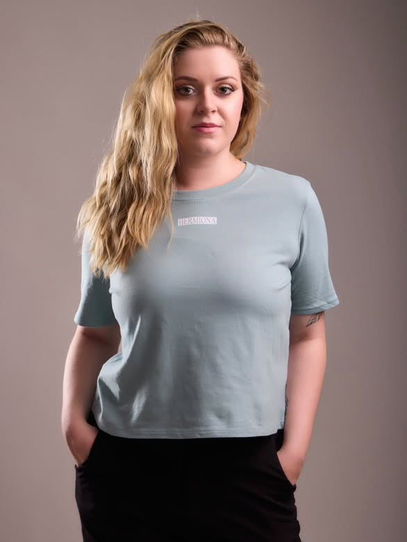 ModeleportantuntshirtoversizebleuazurdelamarqueHermionavudeface
