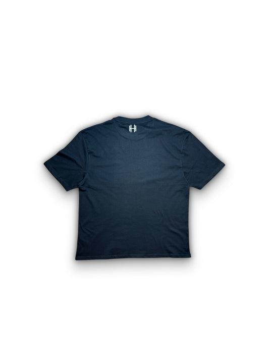 il s'agit d'un t-shirt noir, en coton, coupe oversized, image de face